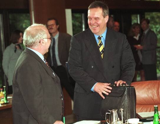 Arbeitsminister Norbert Bluem, CDU, (L) im Gespraech mit Verteidigungsminister Volker Ruehe, CDU, anlaeßlich der letzten Sitzung des abgewaehlten Kabinetts Kohl in Bonn am 30. September, Bonn den 30.09.1998, Bonn Deutschland Copyright: xNicolexMaskusx