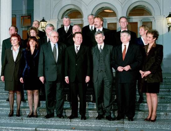 Bundespraesident Roman Herzog, CDU, stellte sich nach der Ernennung der neuen Regierung mit Bundeskanzler Gerhard Schroeder, SPD, und den uebrigen Kabinettsmitgliedern zu einem Gruppenfoto auf, Bonn den 27.10.1998, Bonn Deutschland Copyright: xUtexGrabowskyx