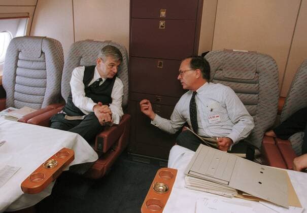 Erste Auslandsreise von Bundesaussenminister Joschka Fischer, Buendnis90 Die Gruenen, nach Paris, London und Warschau. BM Fischer mit Wolfgang Ischinger, Politischer Direktor des AA, im Luftwaffen Airbus A 310 der Flugbereitschaft BMVg, 28.10.1998 , Paris Frankreich Copyright: xThomasxImox