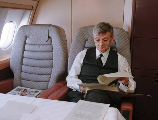 Erste Auslandsreise von Bundesaussenminister Joschka Fischer, Buendnis90 Die Gruenen, nach Paris, London und Warschau. BM Fischer mit Akten an seinem Platz im Luftwaffen Airbus A 310 der Flugbereitschaft BMVg. 28.10.1998 , Paris Frankreich Copyright: xThomasxImox