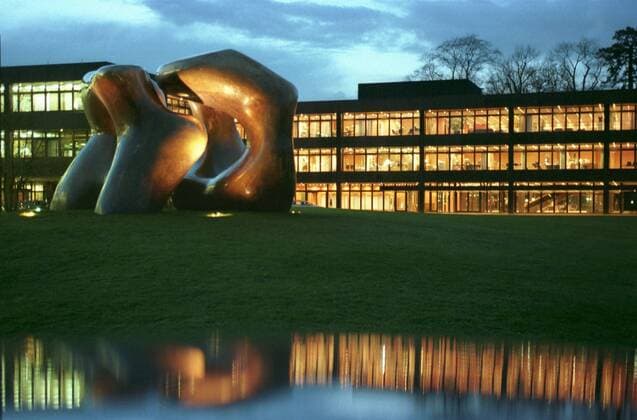 Das Bundeskanzleramt in Bonn in Abendstimmung mit der Plastik Large-two-forms von Henry Moore am 22.02.1999 , Bonn Deutschland Copyright: xUtexGrabowskyx