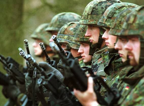 Bundeswehr : Soldaten des KFOR Kontingents fuer den Einsatz im Kosovo ( GECONKFOR ), hier mit Gewehr G 36, Munster, 04.03.1999, Munster Deutschland Copyright: xAndreasxWagnerx