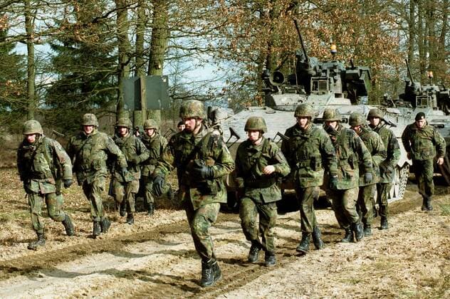 Bundeswehr : Soldaten des KFOR Kontingents fuer den Einsatz im Kosovo ( GECONKFOR ), hier vor einem Schuetzenpanzer Marder 1 A3, Munster, 04.03.1999, Munster Deutschland Copyright: xAndreasxWagnerx