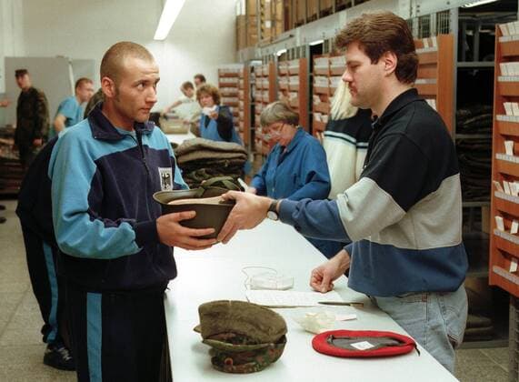 Bundeswehr : Bundeswehr : Neue Rekruten werden in der Standortverwaltung eingekleidet . Lehnitz, 10.03.1999 , , Lehnitz Deutschland Copyright: xThomasxImox