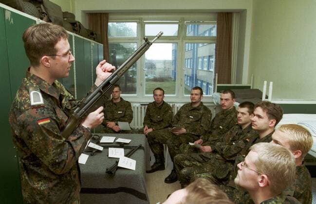 Bundeswehr, Wehrpflicht : Ein Unteroffizier der Bundeswehr erklaert wehrpflichtigen Soldaten das Gewehr G 3 . Lehnitz, 16.03.1999 , Lehnitz Deutschland Copyright: xThomasxImox