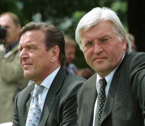 Bundeskanzler Gerhard Schroeder, SPD, und Bundeskanzleramtsminister Dr. Frank Walter Steinmeier, (re). Bonn, den 12.07.1999 , Bonn Deutschland Copyright: xNicolexMaskusx