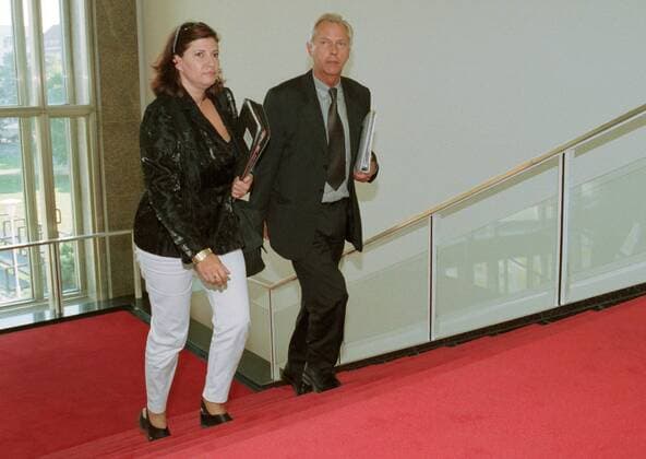Regierungssprecher Uwe-Karsten Heye und die stellvertretende Regierungssprecherin Charima Reinhard auf dem Weg zu einer Kabinettssitzung, Berlin, den 14.09.1999, Berlin Deutschland Copyright: xNicolexMaskusx