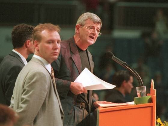 Joschka Fischer, umgeben von Sicherheitsbeamten, auf dem Bielefelder Parteitag zum Thema Nato Einsatz im Kosovo , Bielfeld 14.05.1999 , Bielefeld Deutschland Copyright: xUtexGrabowskyx