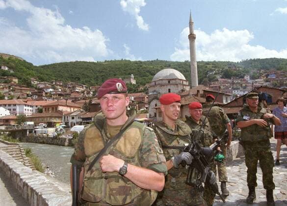 Deutsche Soldaten in Prizren, Ort des KFOR Hauptquartier im Kosovo, 23.07.1999. Prizren Kosovo Serbien Copyright: xU.xGrabowskyx
