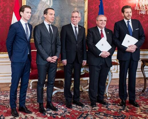 Bilder des Tages Wien 17.05.2017, Praesidentschaftskanzlei, Wien, AUT, Angelobung des neuen Vizekanzler und des neuen Wirtschaftsminister durch den Bundespraesidenten anlaesslich des Ruecktritts von Vizekanzler Mitterlehner, im Bild v.l.n.r. Auueenminister und designierter OEVP-Chef Sebastian Kurz, Bundeskanzler Christian Kern (SPue), Bundespruesident Alexander Van der Bellen, Vizekanzler und Bundesminister fuer Justiz Wolfgang Brandstetter (OEVP) und Minister fuer Wirtschaft und Wissenschaft Harald Mahrer (OEVP) f.l.t.r. Austrian Foreign Minister Sebastian Kurz, Federal Chancellor of Austria Christian Kern, federal president of Austria Alexander Van der Bellen, Austrian Vice Chancellor and Minister of Justice Wolfgang Brandstetter and Minister of Science and Economy Harald Mahrer during inauguration of the new vice chancellor and the new Science and Economy Minister at Federal Presidents Office, Vien  EP_gru ex 