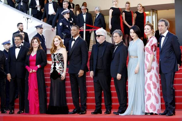 Jury members Gabriel Yared, Agnes Jaou, Jessica Chastain, Will Smith, President of the jury Pedro Almodovar and jury members Park Chan-wook, Fan Bingbing, Maren Ade and Paolo Sorrentino at the Ismael s Ghosts (Les Fantomes d Ismael) screening and Opening Gala during the 70th Cannes Film Festival at the Palais des Festivals on May 17, 2017 in Cannes, France Foto:xD.xBedrosianx xFuturexImage