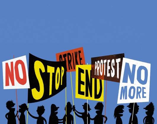 Streikende Arbeiter protestieren mit Plakaten  Copyright: xJensxMagnussonx 11870065