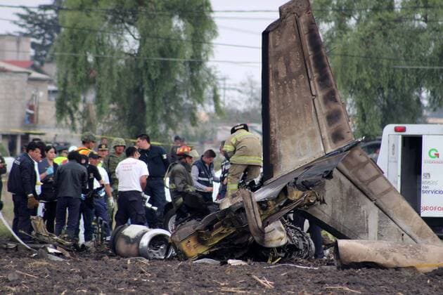 Flugzeugabsturz in Mexiko Flugzeugabsturz in Mexiko May 17, 2017 - Mexico - EUM20170517NAC48.JPG.TOLUCA, Mex.- AccidentAccidente-Avion.- Dos personas fallecieron luego de que la aeronave Learjet 25 B en que viajaban se desplomo este miercoles en las inmediaciones del Aeropuerto Internacional de Toluca, Estado de Mexico, en la zona conocida como El Cerrillo, 17 de mayo de 2017. Foto: Agencia EL UNIVERSALRCC. Mexico  - ZUMAu78_ 20170517_zaf_u78_076 Copyright: xElxUniversalx