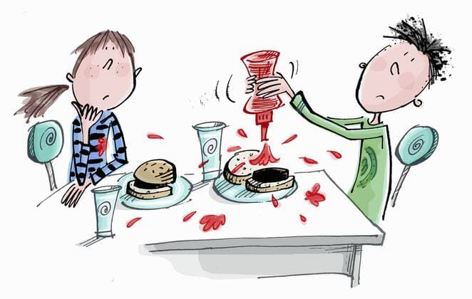 Junge spritzt Ketchup über einen Hamburger und macht eine Sauerei  Copyright: xKatexSheppardx 12600001