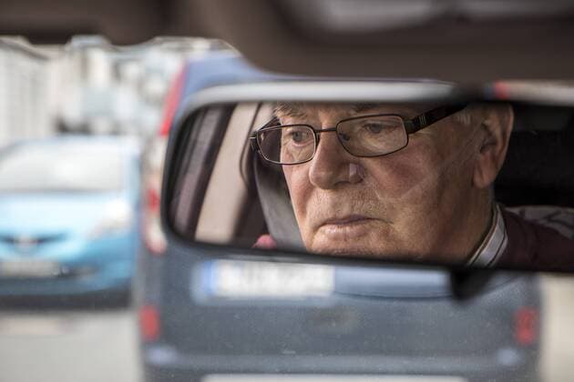 Älterer Herr, Senior, Rentner, über 75 Jahre alt, fährt mit seinem Wagen,
