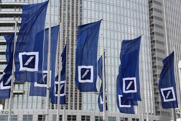 18.05.2017, Frankfurt, DEU, Hauptversammlung Deutsche Bank AG. Fahnen der Deutsche Bank AG wehen vor der Frankfurter Festhalle