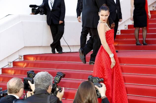 Bella Hadid at the Okja premiere during the 70th Cannes Film Festival at the Palais des Festivals on May 19, 2017 in Cannes, France Foto:xD.xBedrosianx xFuturexImage