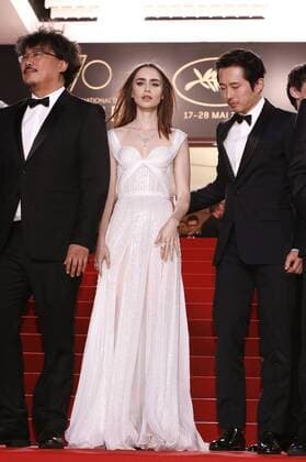 Steven Yeun, Lily Collins and Steven Yeun at the Okja premiere during the 70th Cannes Film Festival at the Palais des Festivals on May 19, 2017 in Cannes, France Foto:xD.xBedrosianx xFuturexImage
