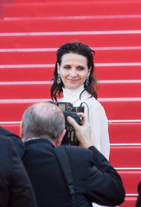 (170519) -- CANNES (FRANCE), May 19, 2017 -- French actress Juliette Binoche poses on the red carpet for the screening of the film Okja in competition at the 70th Cannes International Film Festival in Cannes, France, on May 19, 2017. ) FRANCE-CANNES-INTERNATIONAL FILM FESTIVAL-OKJA XuxJinquan 