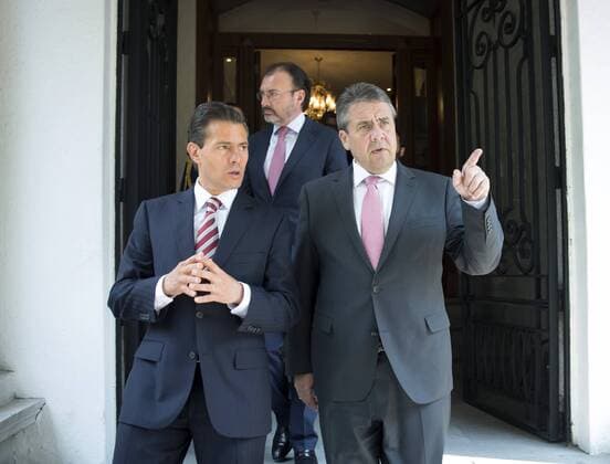 Bundesaussenminister Sigmar Gabriel trifft den mexikanischen Praesidenten Enrique Pena Nieto und Aussenminister Luis Videgaray Caso (M) in Mexiko Stadt. 19.05.2017, Mexico City Mexico Copyright: xThomasxKoehlerx