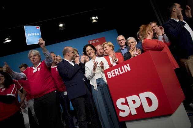 Spitzenkandidaten, Parteitag SPD Berlin DEU, Deutschland, Germany, Berlin, 20.05.2017 Spitzenkandidaten der SPD Berlin mit Eva Hoegl, Spitzenkandidatin der Berliner SPD zur Bundestagswahl, nach ihrer Wahl auf dem Landesparteitag der Berliner SPD in Berlin. Auf diesem Parteitag waehlt die SPD die Spitzenkandidaten fuer die Landesliste in Vorbereitung fuer den Wahlkampf zur Bundestagswahl im September. Main candidates of the SPD with Eva Hoegl, main candidate of the SPD Berlin, at a party congress of the SPD in Berlin to establish the election campaign for the general election Berlin in September.
