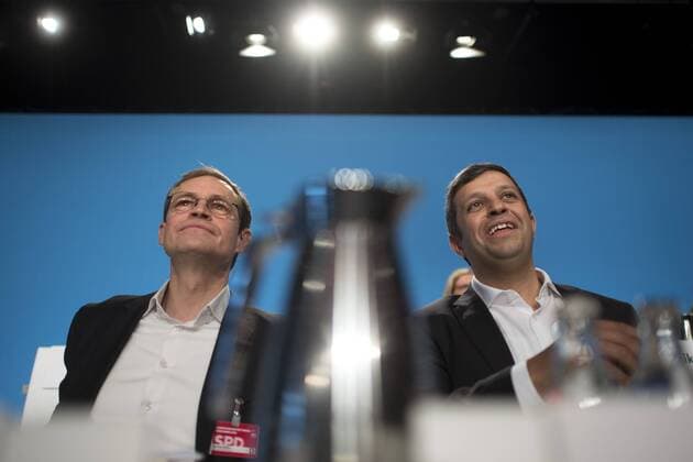 Mueller, Saleh - Parteitag SPD Berlin DEU, Deutschland, Germany, Berlin, 20.05.2017 Michael Mueller, Regierender Buergermeister von Berlin SPD und Vorsitzender der Berliner SPD, und Raed Saleh, Fraktionsvorsitzender der SPD im Berliner Abgeordnetenhaus (v.l.n.r.), auf dem Landesparteitag der Berliner SPD in Berlin. Auf diesem Parteitag waehlt die SPD die Spitzenkandidaten fuer die Landesliste in Vorbereitung fuer den Wahlkampf zur Bundestagswahl im September. Michael Mueller, Mayor of Berlin and new head of the SPD in Berlin, and Raed Saleh (f.l.t.r.), at a party congress of the SPD in Berlin to establish the election campaign for the general election Berlin in September