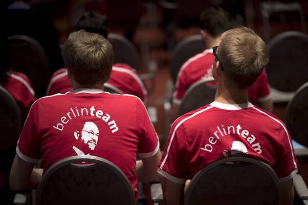 Martin Schulz team, Parteitag SPD Berlin DEU, Deutschland, Germany, Berlin, 20.05.2017 Mitglieder der Berliner SPD vom Berlinteam mit t-shirt fuer Martin Schulz auf dem Landesparteitag der Berliner SPD in Berlin. Auf diesem Parteitag waehlt die SPD die Spitzenkandidaten fuer die Landesliste in Vorbereitung fuer den Wahlkampf zur Bundestagswahl im September. Member of the Berlin Team with t-shirt for Martin Schulz at a party congress of the SPD in Berlin to establish the election campaign for the general election Berlin in September.