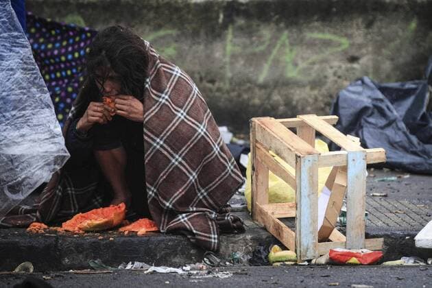 A woman eats while the Brazilian police make the major operation to dismantle drug points of sale in Cracolandia , an area of Sao Paulo, Brazil, which has the largest number of drug users from the city, on 21 May 2017. Some 500 agents entered the land of the crac , a degraded area located in the center of Sao Paulo and where remain drug dealers and addicts, mostly to the crash. At least 30 people were arrested by the police, which was intended to carry out 70 search and arrest warrants in order to locate drug points of sale. POLICE MAKES OPERATION IN THE PRINCIPAL POINT OF DRUG USERS OF SAO PAULO !ACHTUNG: NUR REDAKTIONELLE NUTZUNG!  Copyright: xFERNANDOxBIZERRAxJRx 20170521-636309888598983579