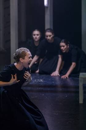 Hexenjagd am Staatstheaters Cottbus DEU Brandenburg Cottbus: Â Am Samstag, 20. Mai 2017, kam im Großen Haus des Staatstheaters Cottbus Arthur Millers berühmtes Schauspiel Hexenjagd zur Premiere. Regie führt Andreas Nathusius, der erstmals in Cottbus zu Gast ist. Arthur Miller schrieb Hexenjagd 1953 vor dem Hintergrund der amerikanischen Kommunistenhetzjagd unter Senator McCarthy. Bis heute ist das Schauspiel ein beklemmendes Psychogramm einer Gesellschaft im religiösen Wahn. Der abstrakte, objekthafte Bühnenraum von Ausstatterin Annette Breuer lässt Assoziationen an Kirchen und mennonitische Scheunengebäude zu. Lucie Thiede (Betty Parris), Lisa Schützenberger (Abigail), Maja Lehrer (Mercy Lewis) (