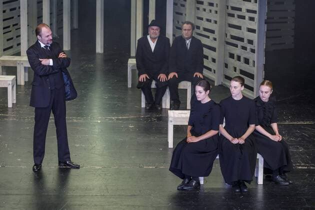 Hexenjagd am Staatstheaters Cottbus DEU Brandenburg Cottbus: Â Am Samstag, 20. Mai 2017, kam im Großen Haus des Staatstheaters Cottbus Arthur Millers berühmtes Schauspiel Hexenjagd zur Premiere. Regie führt Andreas Nathusius, der erstmals in Cottbus zu Gast ist. Arthur Miller schrieb Hexenjagd 1953 vor dem Hintergrund der amerikanischen Kommunistenhetzjagd unter Senator McCarthy. Bis heute ist das Schauspiel ein beklemmendes Psychogramm einer Gesellschaft im religiösen Wahn. Der abstrakte, objekthafte Bühnenraum von Ausstatterin Annette Breuer lässt Assoziationen an Kirchen und mennonitische Scheunengebäude zu. Lucie Thiede (Betty Parris), Lisa Schützenberger (Abigail), Maja Lehrer (Mercy Lewis) (