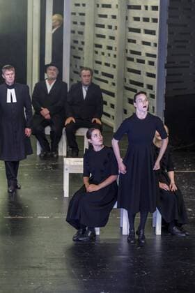 Hexenjagd am Staatstheaters Cottbus DEU Brandenburg Cottbus: Â Am Samstag, 20. Mai 2017, kam im Großen Haus des Staatstheaters Cottbus Arthur Millers berühmtes Schauspiel Hexenjagd zur Premiere. Regie führt Andreas Nathusius, der erstmals in Cottbus zu Gast ist. Arthur Miller schrieb Hexenjagd 1953 vor dem Hintergrund der amerikanischen Kommunistenhetzjagd unter Senator McCarthy. Bis heute ist das Schauspiel ein beklemmendes Psychogramm einer Gesellschaft im religiösen Wahn. Der abstrakte, objekthafte Bühnenraum von Ausstatterin Annette Breuer lässt Assoziationen an Kirchen und mennonitische Scheunengebäude zu. Lucie Thiede (Betty Parris), Lisa Schützenberger (Abigail), Maja Lehrer (Mercy Lewis) (