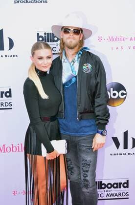 May 22, 2017 - Las Vegas, Nevada, United States of America - Musician Brian Kelley of Florida Georgia Line and wife Brittney Cole-Kelley attend the 2017 Billboard Music Awards on May 21, 2017 at T-Mobile Arena in Las Vegas, Nevada. Las Vegas United States of America - ZUMAt114 20170522_zap_t114_043 Copyright: xMarcelxThomasx