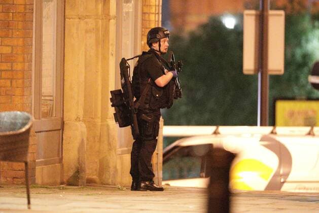 May 22, 2017 - Manchester, Manchester, UK - Manchester, UK. Police and other emergency services are seen near the Manchester Arena after reports of an explosion. Police have confirmed they are responding to an incident during an Ariana Grande concert at the venue. Manchester UK  - ZUMAl94_ 20170522_zaf_l94_100 Copyright: xJoelxGoodmanx