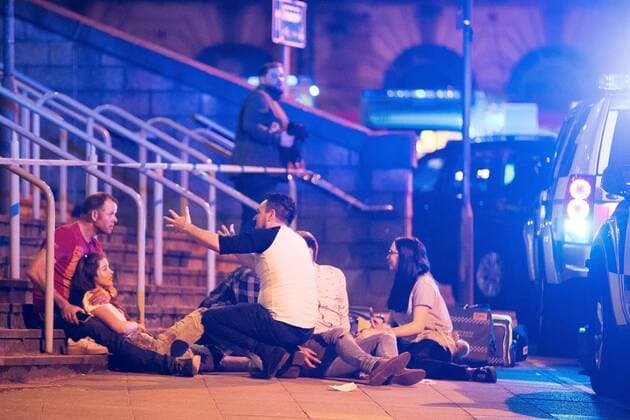 May 22, 2017 - Manchester, Manchester, UK - Manchester, UK. Police and other emergency services are seen near the Manchester Arena after reports of an explosion. Police have confirmed they are responding to an incident during an Ariana Grande concert at the venue. Manchester UK  - ZUMAl94_ 20170522_zaf_l94_110 Copyright: xJoelxGoodmanx