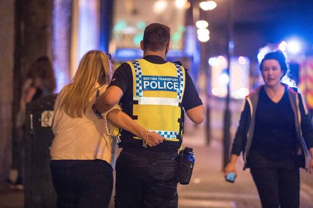 May 22, 2017 - Manchester, Manchester, UK - Manchester, UK. Police and other emergency services are seen near the Manchester Arena after reports of an explosion. Police have confirmed they are responding to an incident during an Ariana Grande concert at the venue. Manchester UK  - ZUMAl94_ 20170522_zaf_l94_111 Copyright: xJoelxGoodmanx