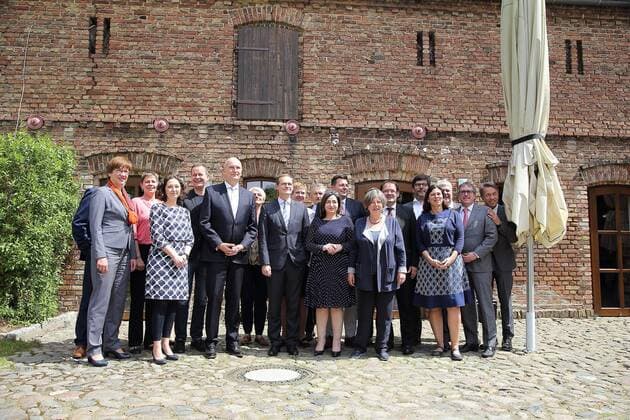 Kabinettsmitglieder beim Gruppenfoto nach einer gemeinsamen Kabinettssitzung der Länder Berlin und Brandenburg, Michendorf, 23. Mai 2017. 1. Reihe v.l.n.r. Kathrin Schneider, Ramona Pop, Brandenburgs Ministerpräsident Dietmar Woidke, Berlins Regierender Bürgermeister Michael Müller, Dilek Kolat, Katrin Lompscher und Sandra Scheeres. 2. Reihe v.l.n.r. verdeckt Christian Görke, Elke Breitenbach, Klaus Lederer, Regine Günther, Staatssekretärin Ulrike Gutheil, Karl-Heinz Schröter, Andreas Geisel, Jörg Vogelsänger, Dirk Behrendt, Flughafenkoordinator Rainer Bretschneider, Stefan Ludwig und Günter Baaske. Gemeinsame Kabinettssitzung der Länder Berlin und Brandenburg