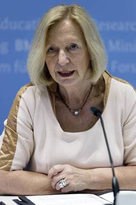 Bilder des Tages Johanna Wanka 2017-05-23, Berlin, Deutschland - Johanna Wanka (CDU), Bundesministerin für Bildung und Forschung, stellt während einer Pressekonferenz die Gewinner des Wettbewerbs zur Gründung den Deutschen Internet-Instituts vor. Das vom Wissenschaftszentrum Berlin (WZB) für Sozialforschung koordinierte Konsortium von FU Berlin, TU Berlin, Universität der Künste Berlin, Universität Potsdam und Fraunhofer-Fokus soll die Digitalisierung umfassend erforschen.