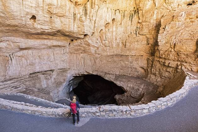 USA, New Mexico, Carlsbad Caverns, Tourist standing at entrance model released Symbolfoto  FOF09222