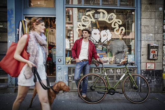 IMAGO Creative, Urban Lifestyle Germany, Hamburg, St. Pauli, Man with bicycle waiting in front of vintage shop, woman with dog coming out model released Symbolfoto property released  RORF00823