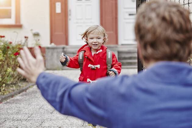 Happy daughter approacing father at house entrance model released Symbolfoto property released  RORF00864
