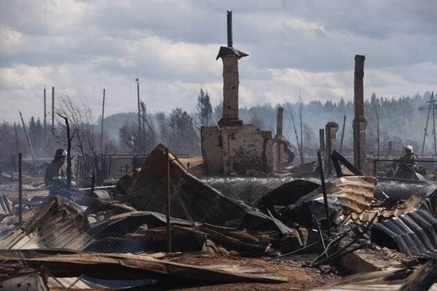 IMAGO Nature: Unsere Erde, Klimawandel, WaldbrÃ¤nde Bilder des Tages KRASNOYARSK TERRITORY, RUSSIA - MAY 25, 2017: Burnt out houses in the village of Strelka, Lesosibirsk urban district, in the wildfire hit area of the Krasnoyarsk Territory; some 30 houses have been destroyed or damaged by the fire in Strelka; the Krasnoyarsk Territory authorities have declared a state of emergency. Mikhail Pochuyev TASS  TS050293