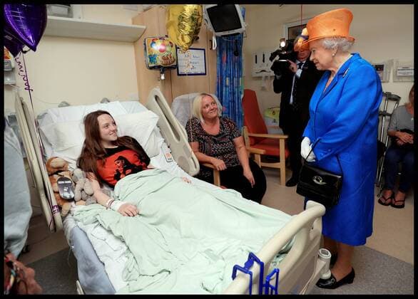 Bilder des Tages . 25 05 2017. Manchester, United Kingdom. Queen meets Terror Victims. Queen Elizabeth II speaks to Millie Robson, 15, from Co Durham, and her mother, Marie, during a visit to the Royal Manchester Children s Hospital to meet victims of the terror attack in the city earlier this week and to thank members of staff who treated them.  xi-Imagesx xPoolx IIM-15187-0004