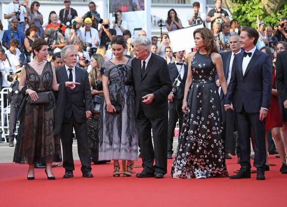 (From L to R) Sabrina Sutherland, guest, Emily Stofle, David Lynch, Desiree Gruber and Kyle MacLachlan arrive on the red carpet before the screening of Twin Peaks during the 70th annual Cannes International Film Festival in Cannes, France on May 25, 2017.  CAN20170525705 DAVIDxSILPA