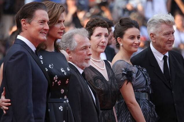 (From L to R) Kyle MacLachlan, Desiree Gruber, guest, Sabrina Sutherland, Emily Stofle and David Lynch arrive on the red carpet before the screening of Twin Peaks during the 70th annual Cannes International Film Festival in Cannes, France on May 25, 2017.  CAN20170525707 DAVIDxSILPA