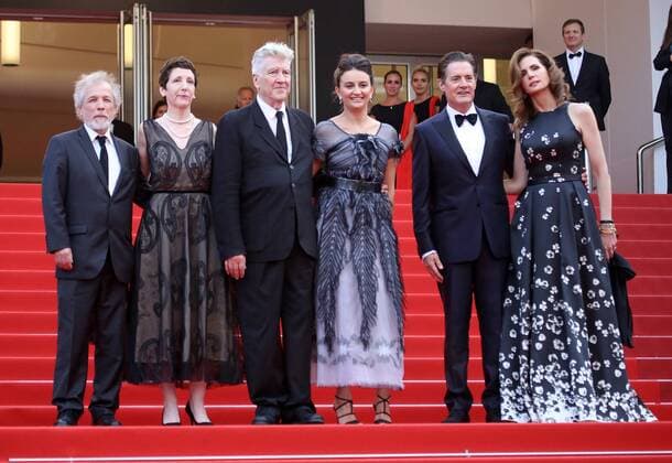 (From L to R) Guest, Sabrina Sutherland, Emily Stofle, David Lynch, Kyle MacLachlan and Desiree Gruber arrive on the red carpet before the screening of Twin Peaks during the 70th annual Cannes International Film Festival in Cannes, France on May 25, 2017.  CAN20170525710 DAVIDxSILPA