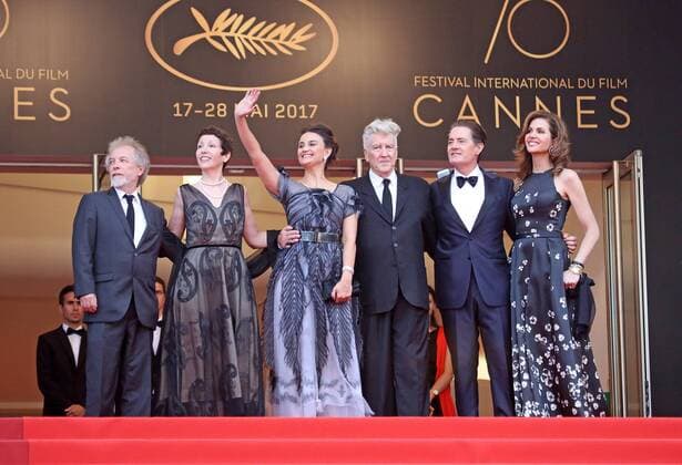 (From L to R) Guest, Sabrina Sutherland, Emily Stofle, David Lynch, Kyle MacLachlan and Desiree Gruber arrive on the red carpet before the screening of Twin Peaks during the 70th annual Cannes International Film Festival in Cannes, France on May 25, 2017.  CAN20170525717 DAVIDxSILPA
