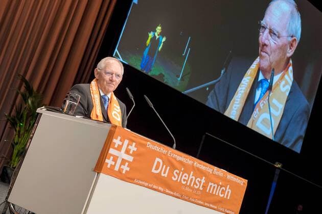 Bundesfinanzminister Wolfgang Schaeuble (CDU) hielt am Samstag (27.05.2017) beim evangelischen Kirchentag in Berlin eine Bibelarbeit. In der Bibelarbeit plaedierte der CDU-Politiker dafuer, sich bei der Bewertung gesellschaftlicher Zustaende zurueckzunehmen. Der 36. Deutsche Evangelische Kirchentag in Berlin und Wittenberg dauert noch bis Sonntag und endet mit einem Festgottesdienst unter freiem Himmel in Wittenberg, zu dem mehr als 100.000 Menschen erwartet werden. (Siehe epd-Meldung vom 27.05.2017) Bundesfinanzminister Schaeuble haelt beim Kirchentag eine Bibelarbeit Copyright: epd-Bild ChristianxDitsch EDITORIAL USE ONLY