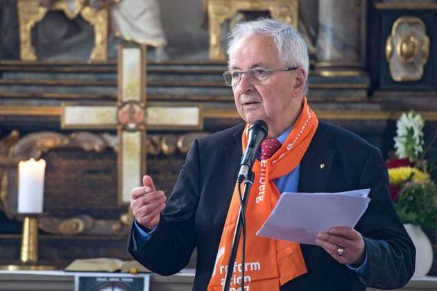 Der ehemalige Bundesumweltminister Klaus Toepfer spricht am Samstag (27.05.2017) auf der Veranstaltung Jesus sieht Zachaeus in der Michaeliskirche in Erfurt beim evangelischen Kirchentag auf dem Weg . Am Donnerstag haben in insgesamt acht mitteldeutschen Staedten sechs kleinere Kirchentage begonnen. Die Veranstalter in Leipzig, Jena Weimar, Erfurt, Magdeburg, Halle Eisleben und Dessau-Rosslau laden zu Festgottesdiensten, Andachten, Diskussionen und Musikveranstaltungen ein. Die Kirchentage auf dem Weg ergaenzen aus Anlass des 500. Reformationsjubilaeums in diesem Jahr den zentralen Kirchentag in Berlin und Wittenberg. Auch in der Lutherstadt wurde am Donnerstag das Programm feierlich eroeffnet. (Siehe epd-Meldung vom 27.05.2017) Klaus Toepfer beim evangelischen Kirchentag auf dem Weg in Erfurt Copyright: epd-bild Jens-UlrichxKoch EDITORIAL USE ONLY