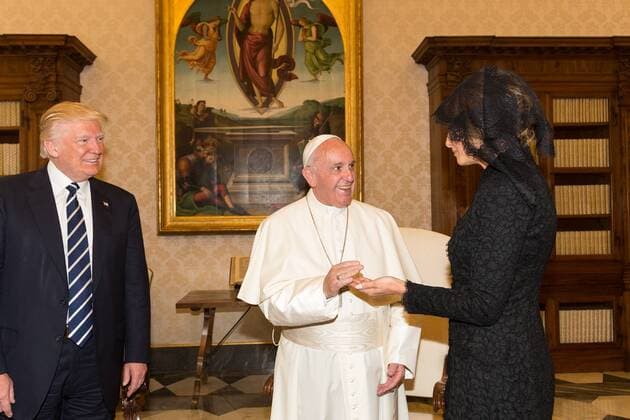 May 24, 2017 - Vatican City, Italy - U.S. First Lady Melania Trump is welcomed by Pope Francis as President Donald Trump looks on during their private audience with the pontiff May 24, 2017 in Vatican City. Vatican City Italy - ZUMAp138 20170524_zaa_p138_002 Copyright: xAndreaxHanksx
