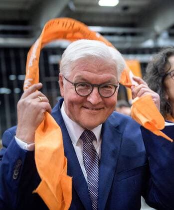Themen der Woche Bilder des Tages Bundespraesident Frank-Walter Steinmeier (Foto) warb am Samstag (27.05.2017) auf dem evangelischen Kirchentag in Berlin fuer mehr Mut zur Vernunft (Foto re.: Kirchentagsgeneralsekretaerin Ellen Ueberschaer). Zwar verschaffe das Internet Zugang zu einer nie gekannten Fuelle von Informationen, sagte der Bundespraesident in einer Veranstaltung zum Thema Ist die Vernunft noch zu retten? Dieser Dauerregen an Informationen duerfe aber nicht mit Wissen und Weisheit verwechselt werden, sagte Steinmeier vor rund 3.000 Zuhoerern. Der 36. Deutsche Evangelische Kirchentag in Berlin und Wittenberg dauert noch bis Sonntag und endet mit einem Festgottesdienst unter freiem Himmel in Wittenberg, zu dem mehr als 100.000 Menschen erwartet werden. (Siehe epd-Bericht vom 27.05.2017) Bundespraesident Steinmeier beim Kirchentag in Berlin Copyright: epd-bildx xThomasxLohnes EDITORIAL USE ONLY